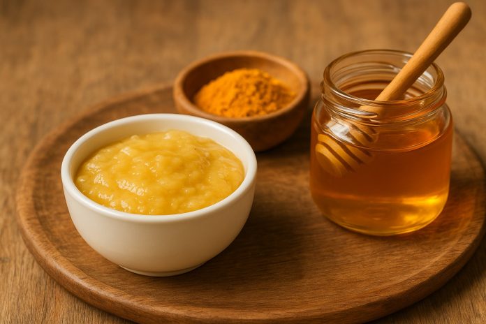 Bol cu piure de banană, borcan cu miere și castron cu turmeric pe masă rustică – remediu natural pentru calmarea tusei.