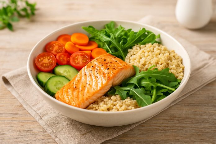 Bol cu somon, legume și quinoa – combinație sănătoasă de alimente antiinflamatorii pentru articulații.