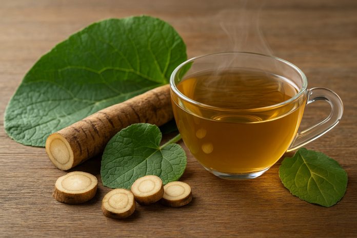 ceai-brusture-natural.jpg Ceașcă cu ceai din rădăcină de brusture și frunze verzi, pe masă de lemn