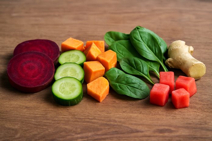 6-alimente-alcaline.jpg Sfeclă, castravete, cartof dulce, spanac, ghimbir și pepene aranjate pe masă de lemn