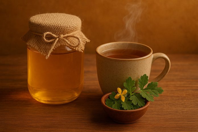 „Borcan cu miere de salcâm, cană cu ceai de plante medicinale și bol cu plante uscate, folosite pentru un remediu natural pentru ficat.