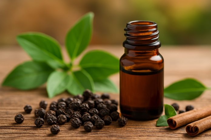 Sticluță cu ulei esențial de piper negru și boabe naturale, simbol al detoxifierii și sănătății.