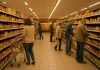 Ce magazine și instituții sunt deschise de Sfântul Dumitru 2025 Interior de supermarket deschis într-o zi de duminică, cu clienți la cumpărături, simbol al programului de Sfântul Dumitru 2025