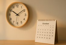 Când se schimbă ora în 2025 și ce trebuie să știi despre trecerea la ora de iarnă Ceas de perete clasic și calendar cu data 26 octombrie, simbol al trecerii la ora de iarnă 2025 în România