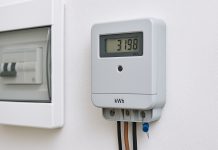 Noiembrie aduce facturi mai mari la gaze și curent – ce trebuie să știi despre noile tarife Facturi de energie și gaze pe o masă de birou, alături de un calculator și pix, simbol al costurilor de iarnă