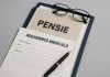 Un drept important pentru pensionarii cu probleme medicale. Ce sumă se acordă în plus în 2025 și cine o primește Acte de pensie și documente medicale pe un birou, ilustrând dreptul la indemnizația de însoțitor pentru pensionarii cu gradul I de invaliditate.