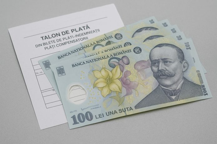 crestere-pensii-2026-800x450.jpg Documente de pensie și dosar analizat pe un birou, simbolizând aprobarea creșterii pensiilor.