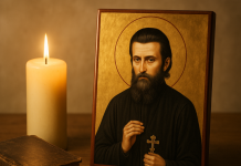 Părintele Arsenie Boca explică de ce apar necazurile în casa ta: semne și cauze pe care mulți le ignoră Lumânare aprinsă și icoana Părintelui Arsenie Boca, imagine spirituală pentru articol despre cauzele necazurilor în casă.