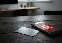 Alertă de securitate: metoda prin care hoții golesc cardurile în câteva secunde – avertisment pentru toți românii Imagine cu card bancar și telefon pe o masă, simbolizând riscurile de fraudă și securitate financiară.