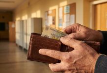 Alocațiile copiilor: anunț nou – cine poate primi bani în plus înainte de sărbători Imagine cu un portofel și o bancnotă în mâna unui adult, simbolizând plata alocațiilor copiilor.