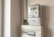 Facturile la energie se schimbă din nou: ce trebuie să știi ca să nu plătești mai mult în iarnă Contor de energie electrică și grafic al consumului, simbol al schimbărilor din facturile la energie.