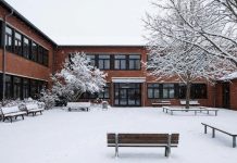 Vacanța de iarnă a elevilor se modifică. Data de la care nu se mai țin cursuri în anul școlar 2025–2026 Curte de școală iarna, imagine ilustrativă pentru un articol despre vacanța de iarnă a elevilor