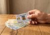 Banii intră mai devreme în decembrie! Anunț oficial pentru toți pensionarii și beneficiarii de ajutoare sociale Talon de pensie și card bancar pe masă, simbol al plăților virate anticipat în decembrie.