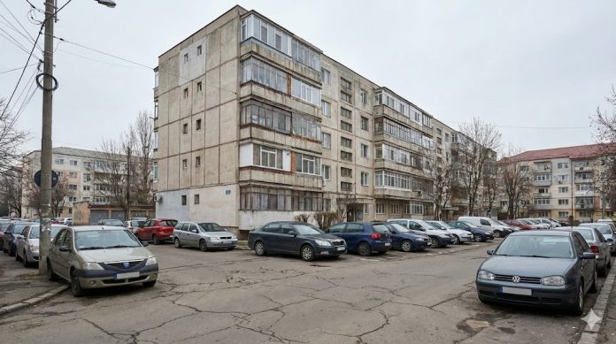 Bloc de apartamente și mașini parcate, imagine ilustrativă pentru un articol despre impozite în 2026