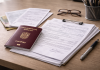 Românii plecați în străinătate: ce drepturi au la pensie și ce greșeli îi pot costa bani Documente de muncă și pașaport, simbol al pensiei pentru românii plecați în străinătate