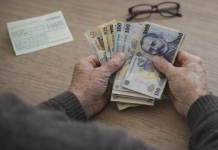 Talon de pensie și bani pe masă, simbolizând pensia minimă garantată în 2026