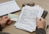 Cine pierde bani la pensie în 2026 dacă nu face asta până la termen Documente și talon de pensie pe masă, sugerând verificarea drepturilor înainte de 2026
