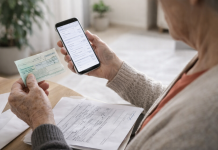 Pensionar verificând talonul de pensie, simbol al majorărilor automate din 2026