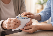 Pensionarii care primesc bani în plus de la 1 iulie 2026. Indemnizația crește automat Mâinile unei persoane vârstnice ținând bani și documente, simbolizând creșterea indemnizației pentru însoțitor din 2026