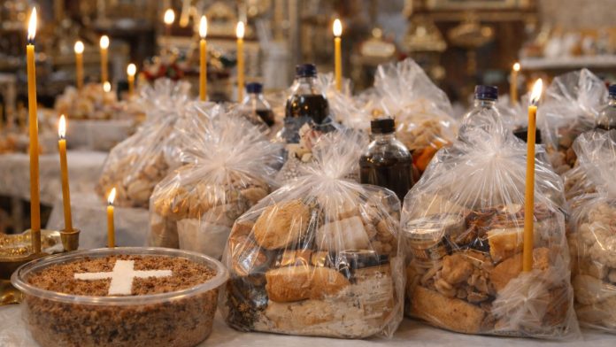 Pachete de pomană oferite de Moșii de iarnă și simbolismul tradițional al Sâmbetei Morților