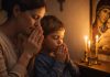 Rugăciunea care face minuni pentru copii: ce trebuie să rostească orice mamă pentru a-i feri de orice rău Mama și copilul în rugăciune lângă icoane, simbol al protecției divine