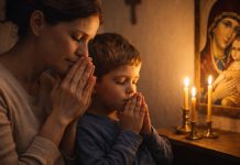 Rugăciunea care face minuni pentru copii: ce trebuie să rostească orice mamă pentru a-i feri de orice rău Mama și copilul în rugăciune lângă icoane, simbol al protecției divine