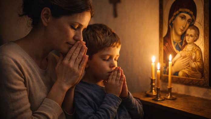 Mama și copilul în rugăciune lângă icoane, simbol al protecției divine