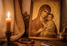 Icoană și lumânare aprinsă, simbol al rugăciunii pentru liniște