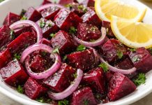 salată cu sfeclă roșie și ceapă tocate mărunt