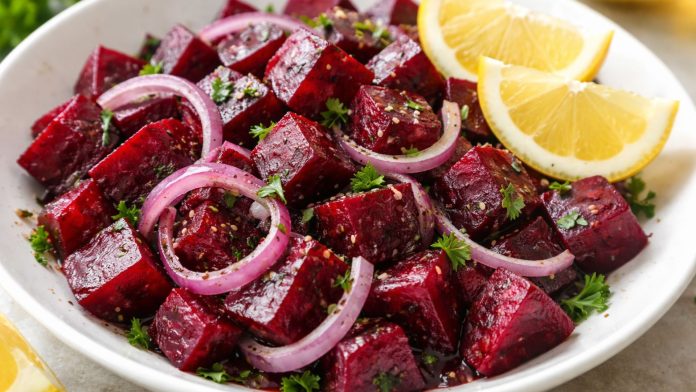 salată cu sfeclă roșie și ceapă tocate mărunt