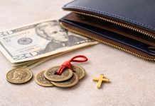 Obiecte tradiționale considerate aducătoare de noroc și prosperitate în portofel.