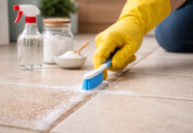 Rosturile de la gresie devin albe în câteva minute. Trucurile simple care curăță murdăria fără să strice chitul curățarea rosturilor de gresie cu periuță și soluții naturale