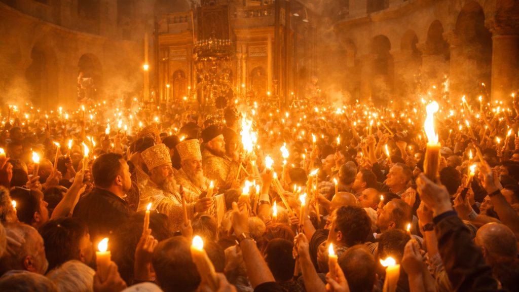 Lumina Sfântă de Paște adusă de la Ierusalim în România