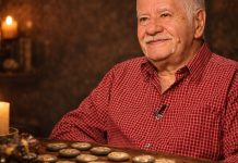 astrolog cu rune pe masă într-o atmosferă mistică și luminoasă