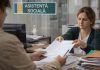 Ajutor de până la 1.000 lei pe lună pentru românii cu venituri mici: cine poate primi și ce acte trebuie depuse Persoană depunând dosar pentru ajutor social la primărie în România