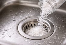 Sare grunjoasă turnată în chiuvetă pentru curățare