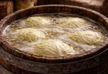 Cum scapi de floarea din butoiul cu varză murată. Trucul simplu pe care îl folosesc gospodinele Butoi cu varză murată și saramură în care apare floarea la suprafață