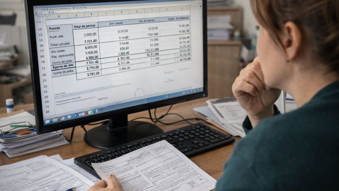 Pensionar din România verificând talonul de pensie acasă