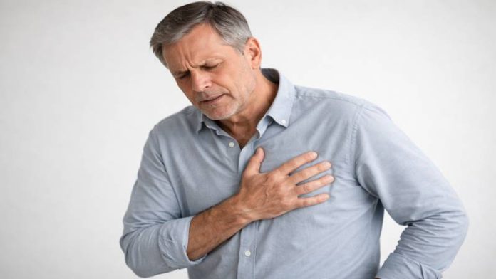 Persoană adultă ținându-se de piept din cauza durerii asociate infarctului