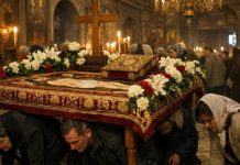 Cine trece în Vinerea Mare pe sub masă își va îndeplini dorințele. Ce spune tradiția despre acest obicei Credincioși trecând pe sub masa cu Sfântul Epitaf în Vinerea Mare