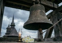 Clopotul care, în Vinerea Mare, îl plânge pe Mântuitorul. Se spune că se trage singur și sunetul lui te cutremură Clopot de biserică în Vinerea Mare care se aude rar și cu jale