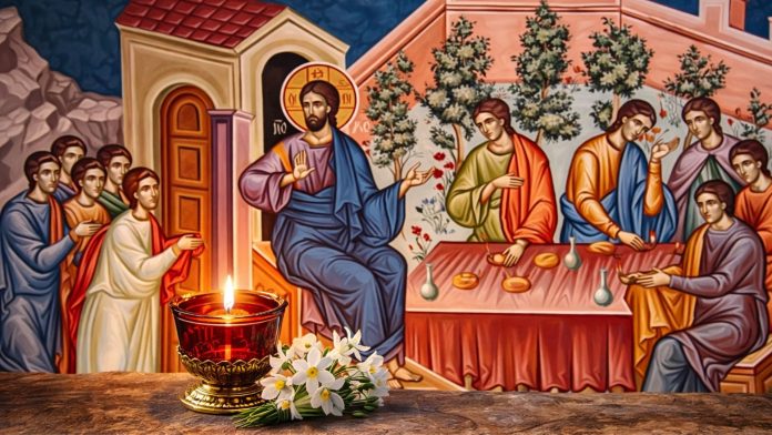 Candelă aprinsă și Biblie în Marțea Mare, simbol al credinței