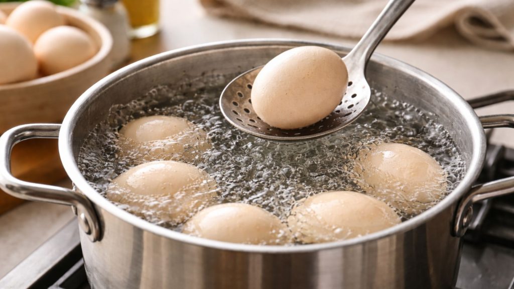 Ouă roșii de Paște fierte corect într-un coș tradițional