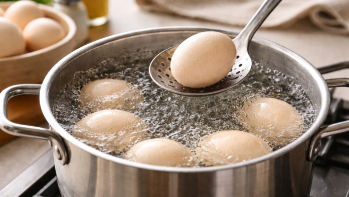 oua-paste-fierte-corect Ouă roșii de Paște fierte corect într-un coș tradițional