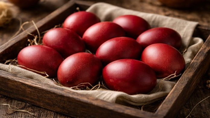 oua-paste-naturale-rosii.jpg Ouă de Paște vopsite natural cu sfeclă roșie