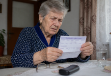 Pensionar analizand talonul de pensie