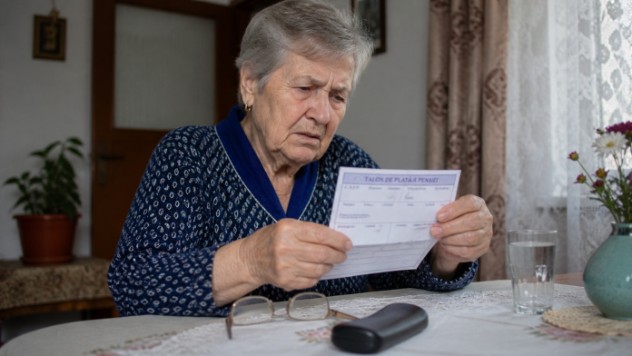 Pensionar analizand talonul de pensie