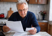 Pensionar analizând documente pentru pensie