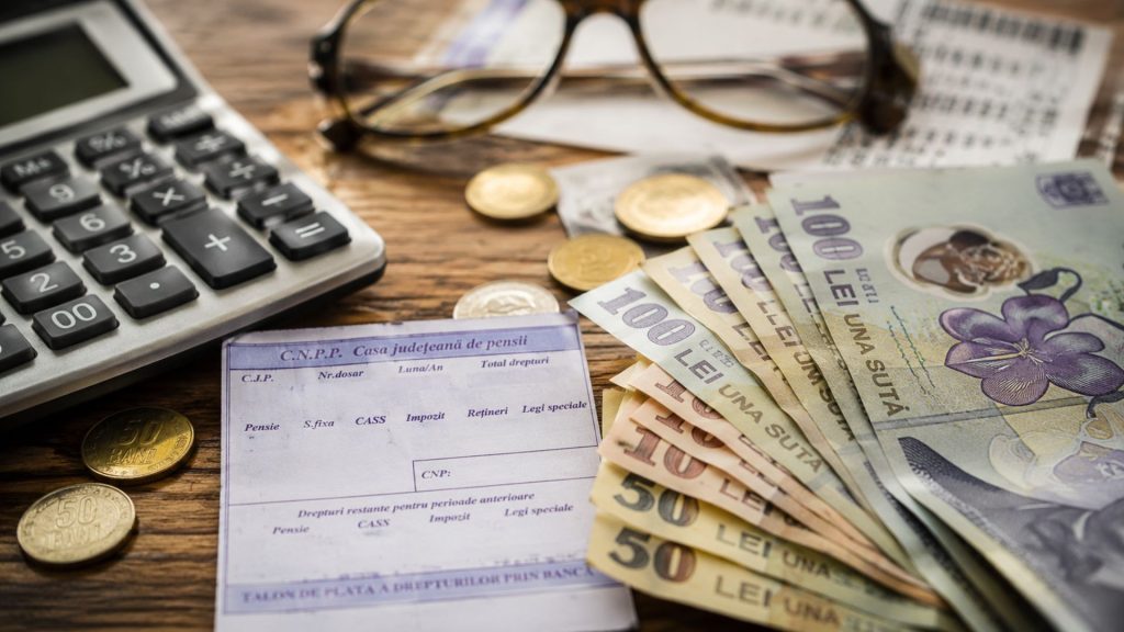 Pensionari care discută despre ajutorul financiar anunțat pentru 2026