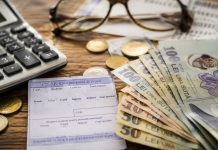 Pensionari care discută despre ajutorul financiar anunțat pentru 2026